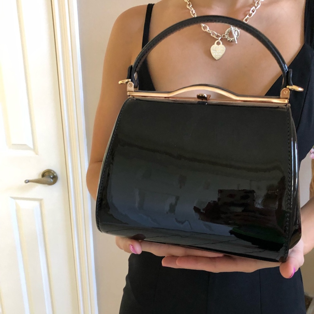 Elegant Black patent leather purse !